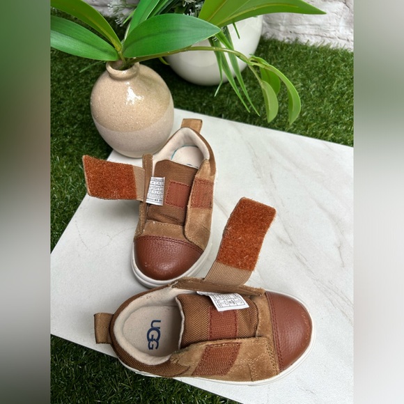 UGG RENNON LOW-CHESTNUT size 7 gently used - Picture 13 of 16